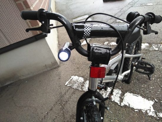 100均セリアのledライトを子供自転車に装着 明るさ最高の便利品