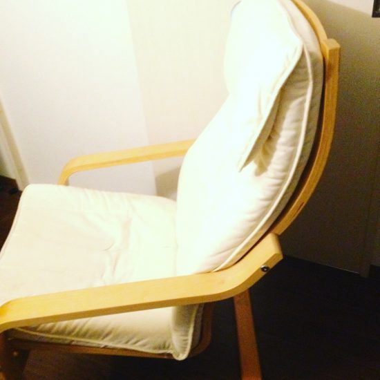 イケアのアームチェアは組み立て簡単で大人気 座り心地が評判