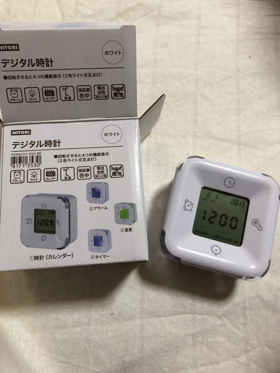 ニトリのデジタル時計は設定のセットが簡単 温度計付きで価格も安い