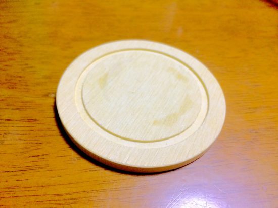 ニトリの珪藻土コースターは水が滴らない 紙や木製との違いは